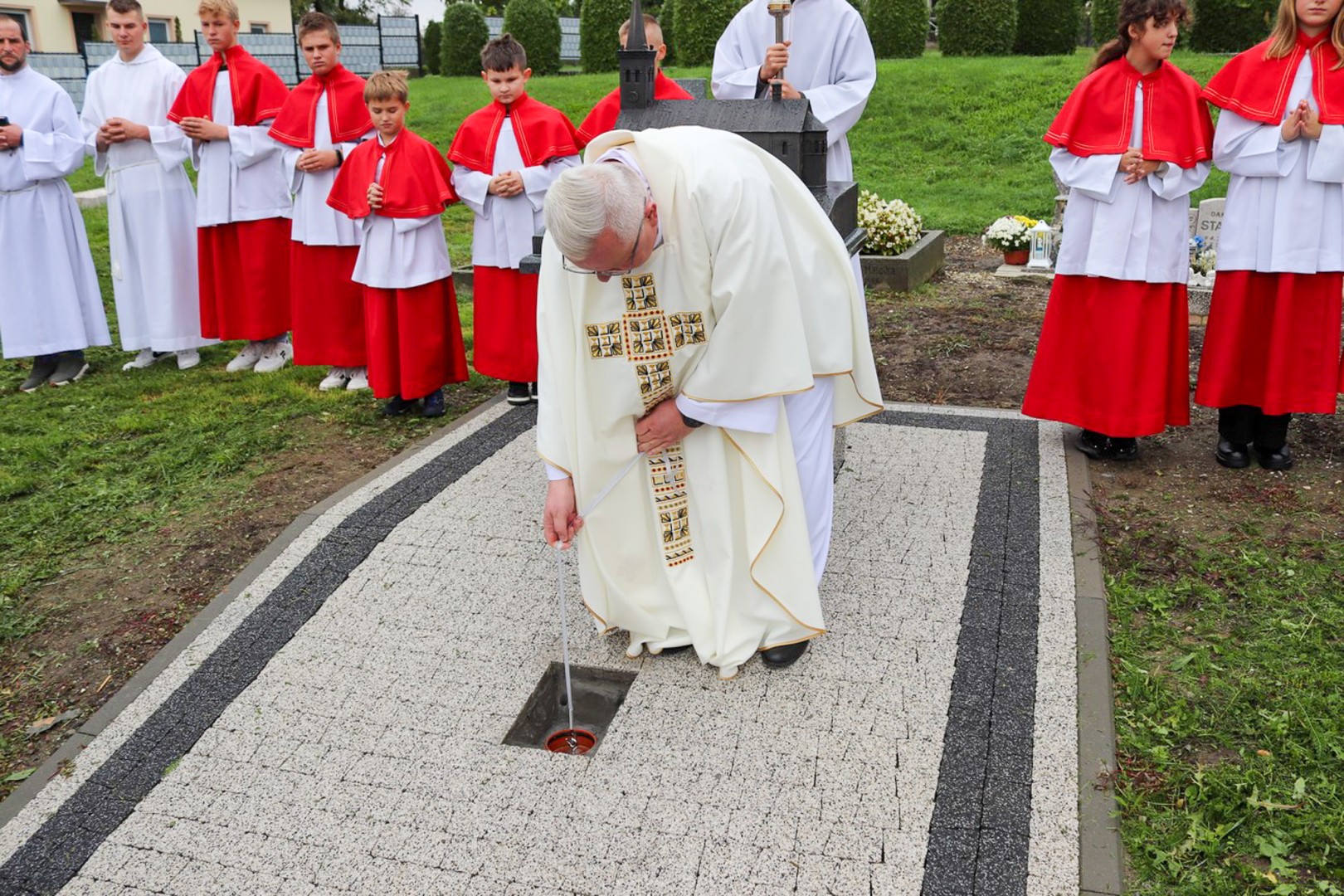 Dla przyszłych pokoleń. W ziemi przy kościele w Sławikowie umieszczono kapsułę czasu