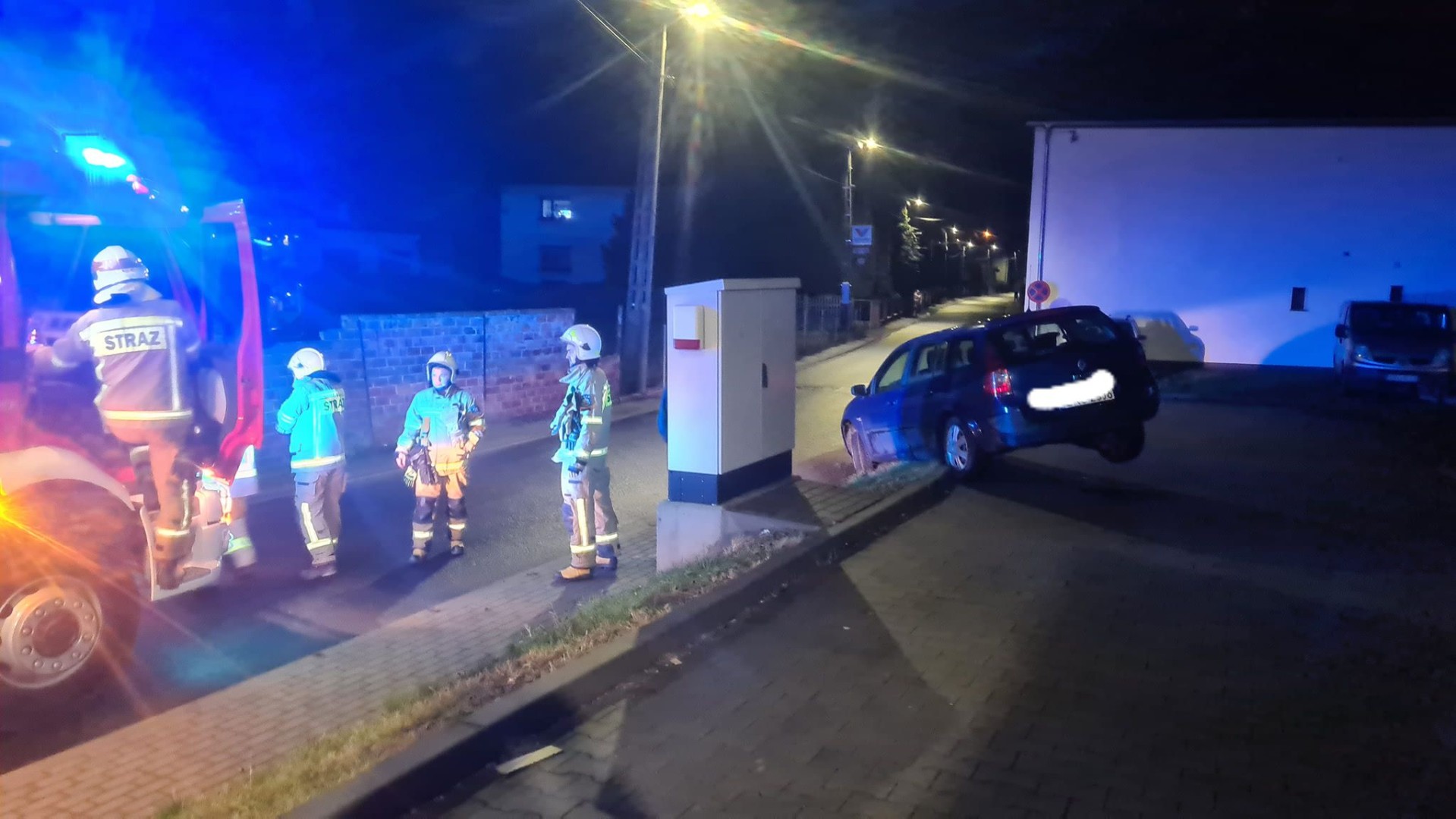 Samochód zawisł na parkingu – skutki jazdy na podwójnym gazie w Krzanowicach